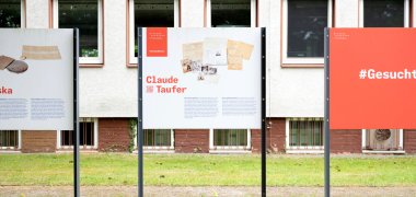 Informationswände vor einem Gebäude