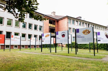 Informationswände vor einem Gebäude