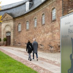 Paar vor dem Christian Daniel Rauch-Museum