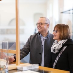 Paar am Eingang des Christian Daniel Rauch-Museums