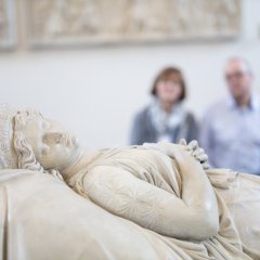 Paar bei der Skulptur "Königin Luise von Preußen"