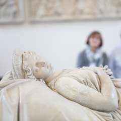 Paar bei der Skulptur "Königin Luise von Preußen"