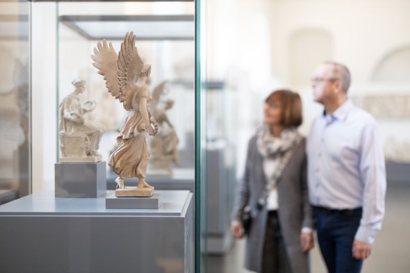 Paar bei den Skulpturen im Christian Daniel Rauch-Museum