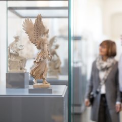 Paar bei den Skulpturen im Christian Daniel Rauch-Museum