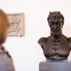 Frau vor einer Büste im Christian Daniel Rauch-Museum
