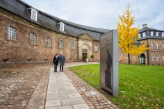 Christian Daniel Rauch-Museum Paar vor dem Christian Daniel Rauch-Museum