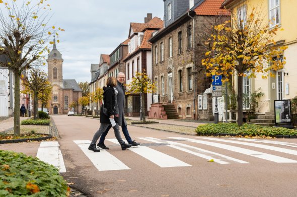 Schloßstraße Paar beim Überqueren der Schloßstraße
