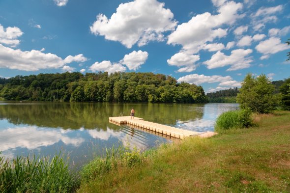 Steg am Twistesee Person auf einem Steg am See
