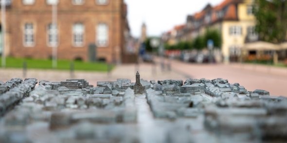 Stadtmodell von Bad Arolsen mit Kirchenturm im Hintergrund
