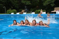 Freibad Landau Jugendliche im Freibad