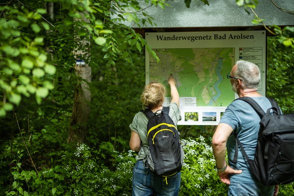 Paar vor einer Wandertafel