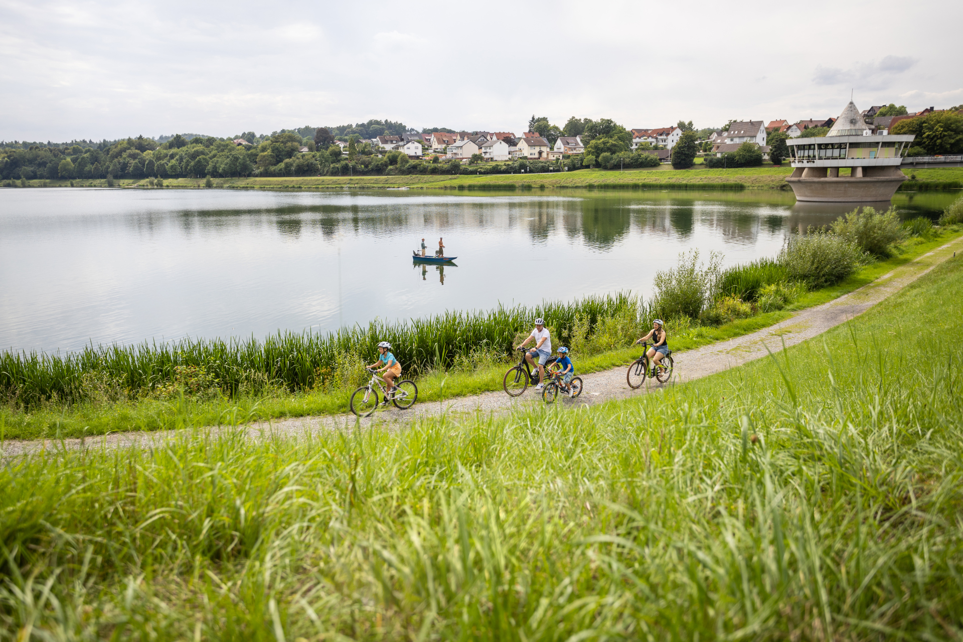 Familie bei einer Radtour am See