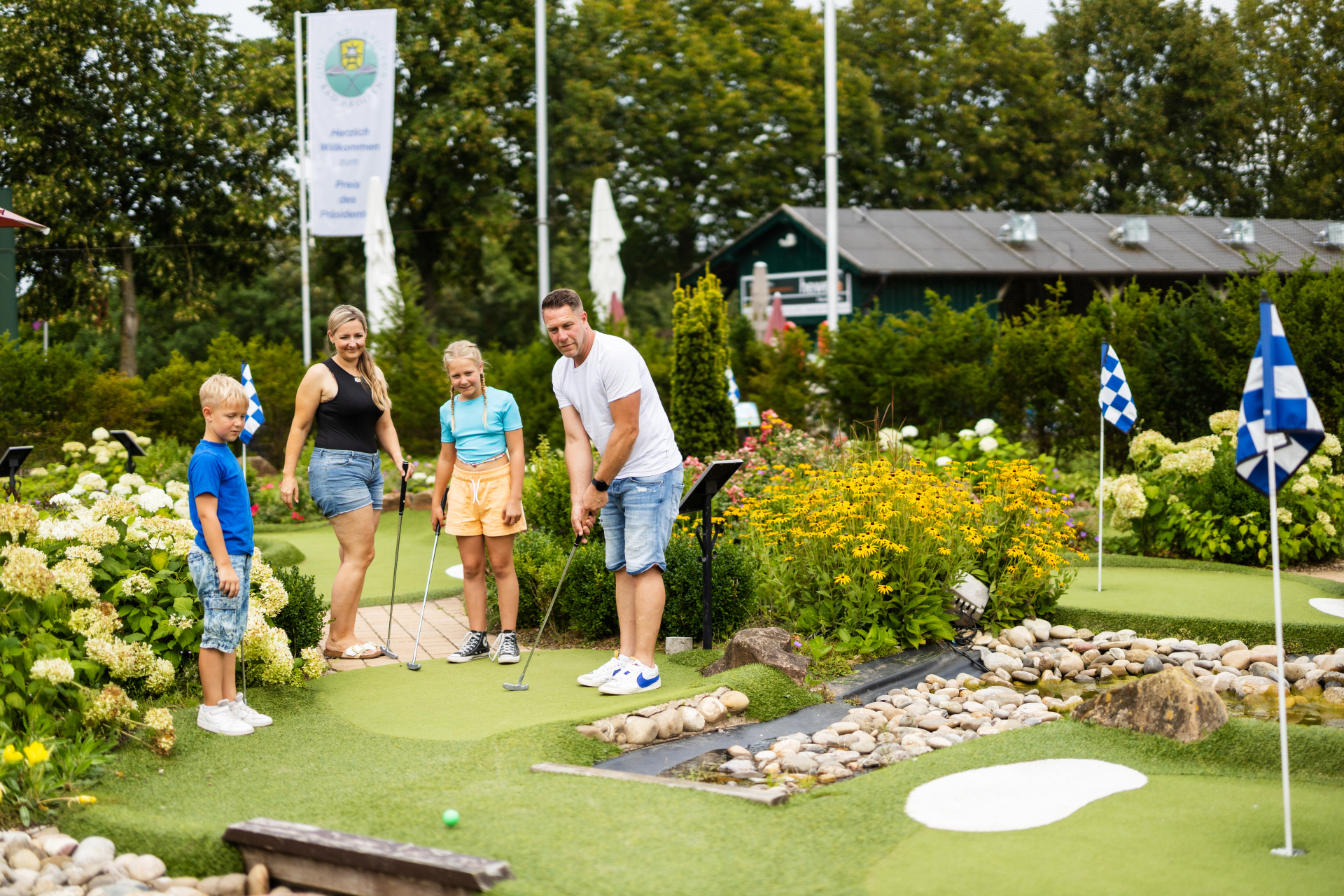 Familie spielt am Twistesee Adventure Golf