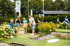 Familie spielt am Twistesee Adventure Golf