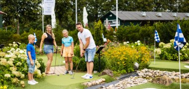 Familie spielt am Twistesee Adventure Golf
