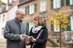 Erkundung der Schloßstraße Paar mit dem "Historischen Stadtführer" in der Schloßstraße