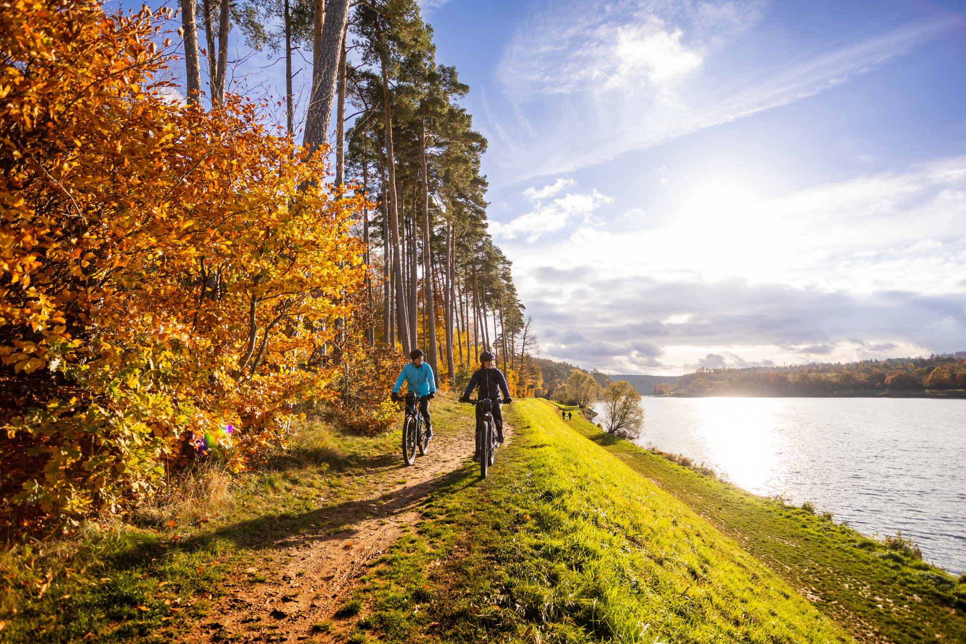Paar beim Radfahren an einem See