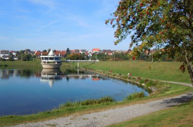 ein Cafe mitten im See mit Sicht auf den Twistesee