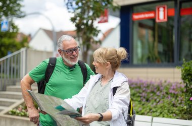 Paar mit Wanderkarte vor der Touristik-Information