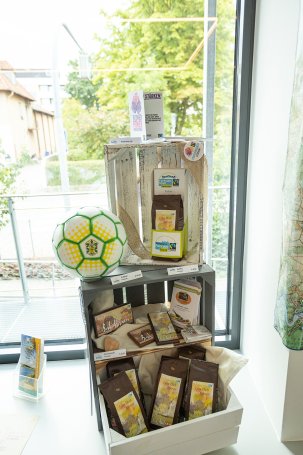 Fairtrade Artikel im Schaufenster