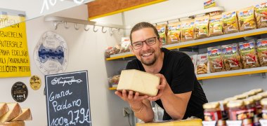 Käsehändler in einem Verkaufswagen