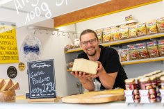 Käsehändler in einem Verkaufswagen