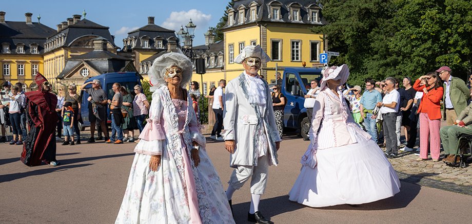 Eröffnungsfestzug Barocke verkleidete Menschen nehmen am Viehmarktsfestzug bei